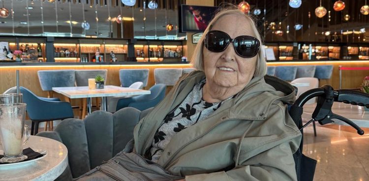 Pani Helena na lotnisku w Warszawie