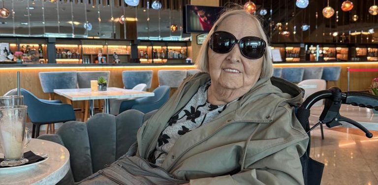 Pani Helena na lotnisku w Warszawie