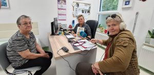 Dziennikarka Radia Gdańsk Anna Rębas w słuchawkach i z mikrofonem nagrywa audycję w gabinecie lekarskim. Przy biurku siedzi geriatra dr Dagmara Wiewiórkowska-Garczewska, a obok na krześle pacjentka, pani Maria. Nagranie audycji "Srebrne pokolenie", w trakcie której omawiano przyczyny bólu stawów oraz możliwości leczenia