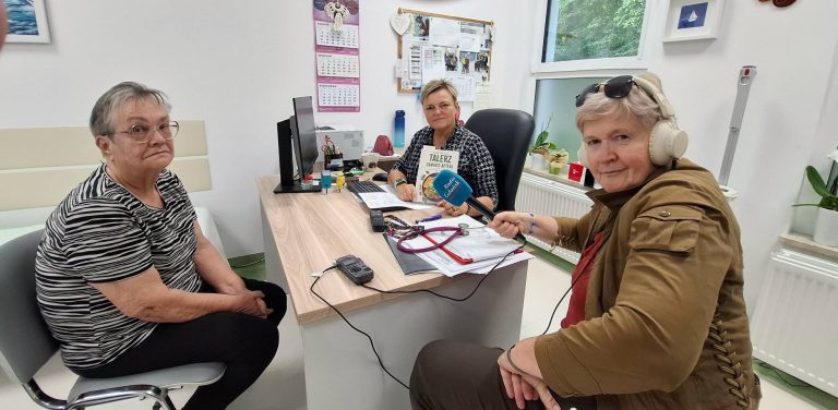 Dziennikarka Radia Gdańsk Anna Rębas w słuchawkach i z mikrofonem nagrywa audycję w gabinecie lekarskim. Przy biurku siedzi geriatra dr Dagmara Wiewiórkowska-Garczewska, a obok na krześle pacjentka, pani Maria. Nagranie audycji "Srebrne pokolenie", w trakcie której omawiano przyczyny bólu stawów oraz możliwości leczenia
