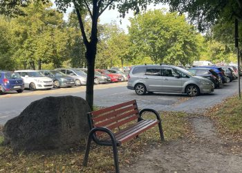 parking samochody drzewa ławka