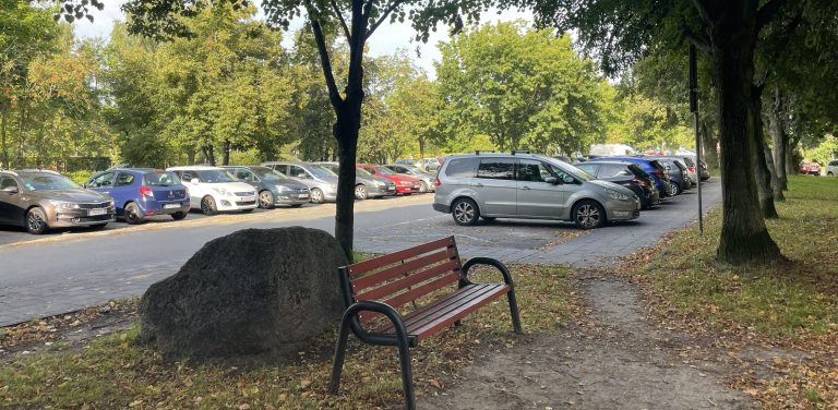 parking samochody drzewa ławka