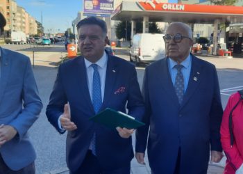 Projekt PiS zakłada obniżenie stawki VAT, co ma doprowadzić do obniżenia ceny paliw