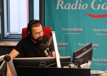 Na zdjęciu dziennikarz Piotr Bonar w studiu Radia Gdańsk