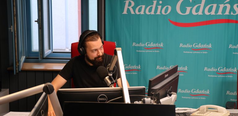 Na zdjęciu dziennikarz Piotr Bonar w studiu Radia Gdańsk