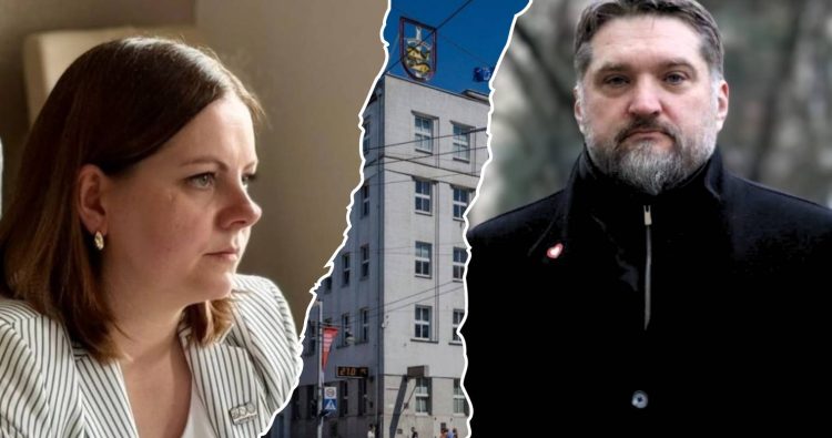 Fotomontaż podzielony na trzy części stylizowanym efektem przedartego papieru. Po lewej stronie widoczna jest prezydent Gdyni Aleksandra Kosiorek z profilu, pośrodku fragment budynku Urzędu Miasta Gdyni z herbem na szczycie, a po prawej przewodniczący Rady Miasta Gdyni Tadeusz Szemiot w ciemnym płaszczu. Ilustracja nawiązuje do zerwania koalicji przez Aleksandrę Kosiorek oraz próby odwołania Tadeusza Szemiota z funkcji przewodniczącego rady podczas nadzwyczajnej sesji