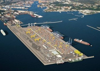 Wizualizacja sztucznego pirsu Portu Zewnętrznego w Gdyni wysuniętego w głąb Zatoki Gdańskiej. Widoczny jest terminal kontenerowy z suwnicami, rzędami kontenerów, infrastrukturą do obsługi morskich farm wiatrowych oraz zacumowanymi statkami towarowymi na tle panoramy portu i miasta