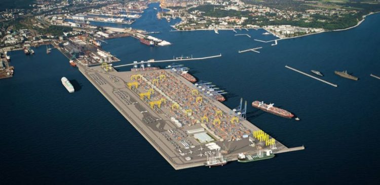 Wizualizacja sztucznego pirsu Portu Zewnętrznego w Gdyni wysuniętego w głąb Zatoki Gdańskiej. Widoczny jest terminal kontenerowy z suwnicami, rzędami kontenerów, infrastrukturą do obsługi morskich farm wiatrowych oraz zacumowanymi statkami towarowymi na tle panoramy portu i miasta