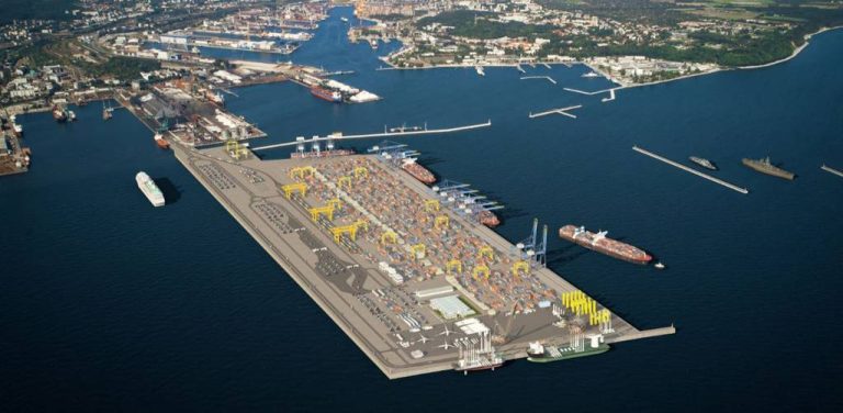 Wizualizacja sztucznego pirsu Portu Zewnętrznego w Gdyni wysuniętego w głąb Zatoki Gdańskiej. Widoczny jest terminal kontenerowy z suwnicami, rzędami kontenerów, infrastrukturą do obsługi morskich farm wiatrowych oraz zacumowanymi statkami towarowymi na tle panoramy portu i miasta