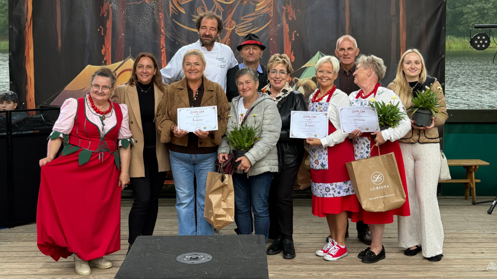 Uczestnicy zmagań kulinarnych podczas XIII Festiwalu Żurawiny