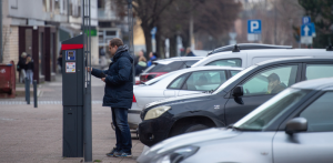 Samochody zaparkowane w Gdańsku. Mężczyzna opłacający bilet parkingowy