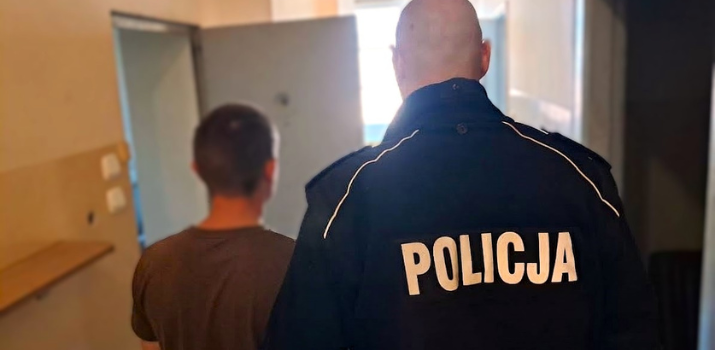 Policjant prowadzi 22-latka do aresztu