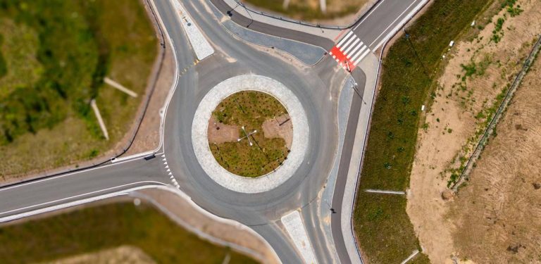 Widok z lotu ptaka na rondo drogowe z wyspą centralną, drogami dojazdowymi i przejściem dla pieszych. GDDKiA wybrała projektanta, który przygotuje dokumentację dla przebudowy tradycyjnych rond na węźle Straszyn na ronda turbinowe