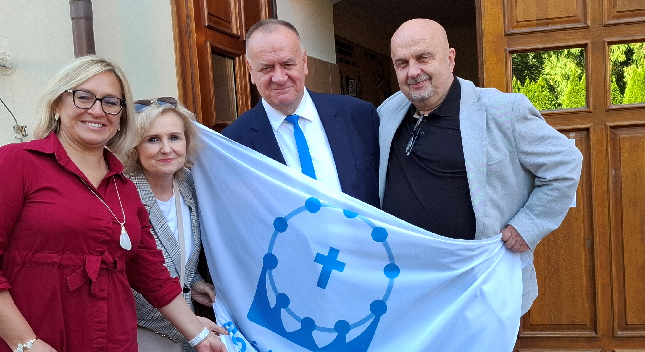 Grupa osób z flagą