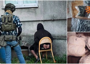 Kolaż trzech zdjęć operacyjnych: po lewej uzbrojony funkcjonariusz w kamizelce taktycznej i hełmie pilnuje skutego kajdankami mężczyzny siedzącego na krześle. Po prawej u góry foliowe worki z zielonym suszem roślinnym i dłoń w pomarańczowej rękawiczce, na dole duże foliowe worki wypełnione białym proszkiem
