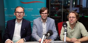 Jakub Ubych, Marek Dudziński i Łukasz Piesiewicz w studiu Radia Gdańsk przy stole z mikrofonami. W audycji "Strefa Samorządowa" rozmawiano o problemach z ulicą Wiczlińską w Gdyni