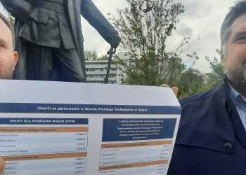ludzie kartka z opłatami