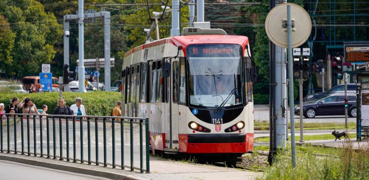 Tramwaj na przystanku Hucisko. Zdjęcie archiwalne (fot. Paweł Marcinko / KFP)