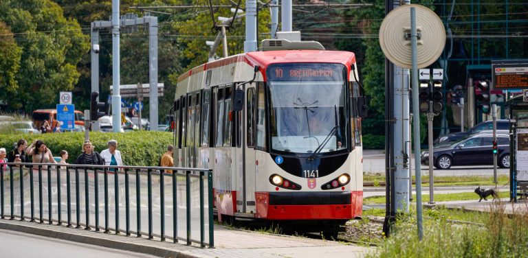 Tramwaj na przystanku Hucisko. Zdjęcie archiwalne (fot. Paweł Marcinko / KFP)