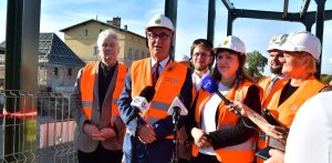 Na zdjęciu Włodzimierz Czarzasty w kasku