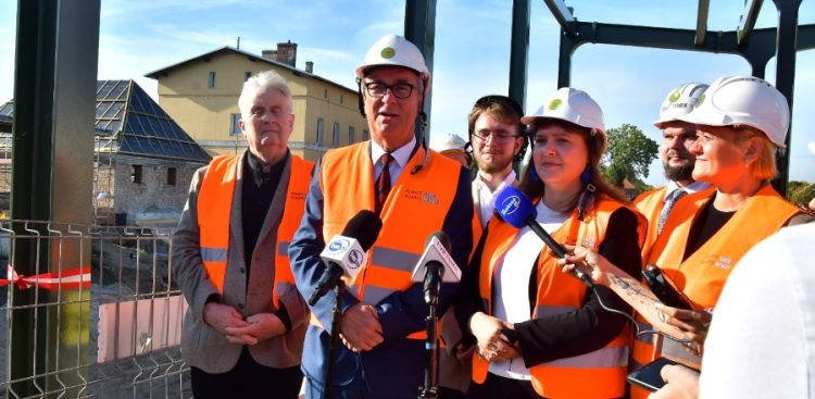 Na zdjęciu Włodzimierz Czarzasty w kasku