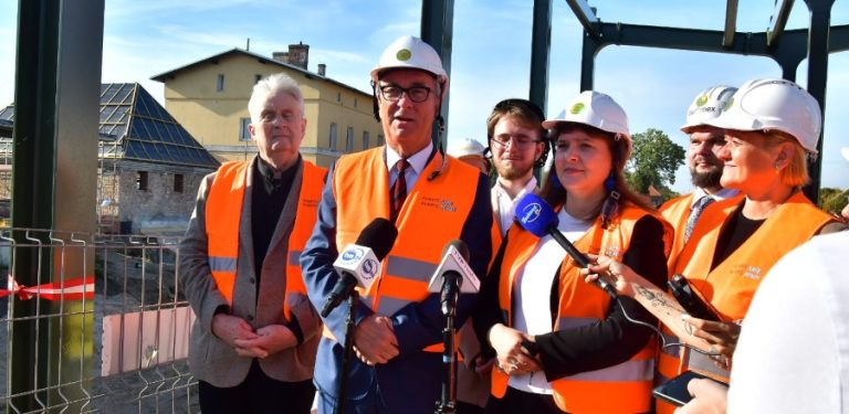 Na zdjęciu Włodzimierz Czarzasty w kasku