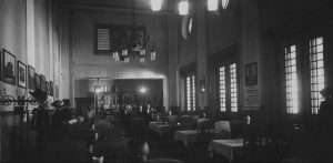 Wnętrze restauracji dworcowej z 1928 roku (fot. Narodowe Archiwum Cyfrowe)