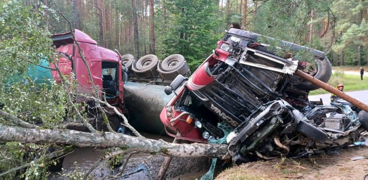 Wypadek śmiertelny na drodze z Przechlewa do Koczały. Rozbite pojazdy w przydrożnym rowie w lesie: przewrócona kołami do góry czerwona ciężarówka marki Scania przygnieciona powalonym drzewem oraz całkowicie zmiażdżony samochód osobowy, a za nimi uszkodzony ciągnik siodłowy z cysterną.