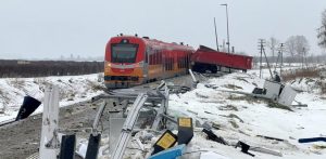 Na zdjęciu stojący pociąg a wokół niego elementy po wypadku.