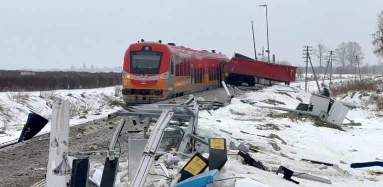 Na zdjęciu stojący pociąg a wokół niego elementy po wypadku.