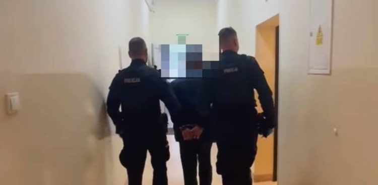 Dwaj umundurowani policjanci prowadzą korytarzem skutego kajdankami mężczyznę. To pijany maszynista, który przytrzasnął drzwiami kobietę z wózkiem na stacji kolejowej Racławki pod Chojnicami