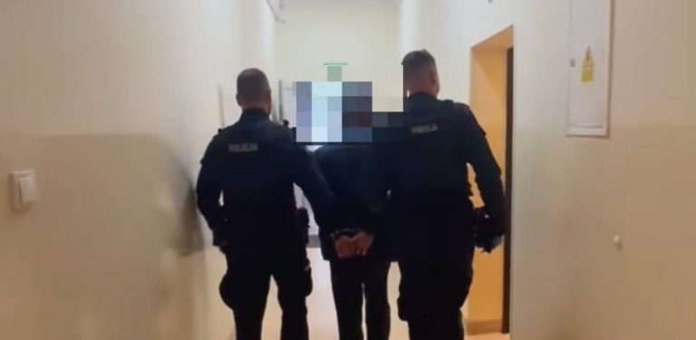 Dwaj umundurowani policjanci prowadzą korytarzem skutego kajdankami mężczyznę. To pijany maszynista, który przytrzasnął drzwiami kobietę z wózkiem na stacji kolejowej Racławki pod Chojnicami