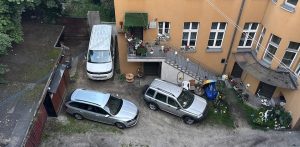 Na zdjęciu widok z góry na budynek i samochody przy ulicy Rybołowców 8 w Gdańsku