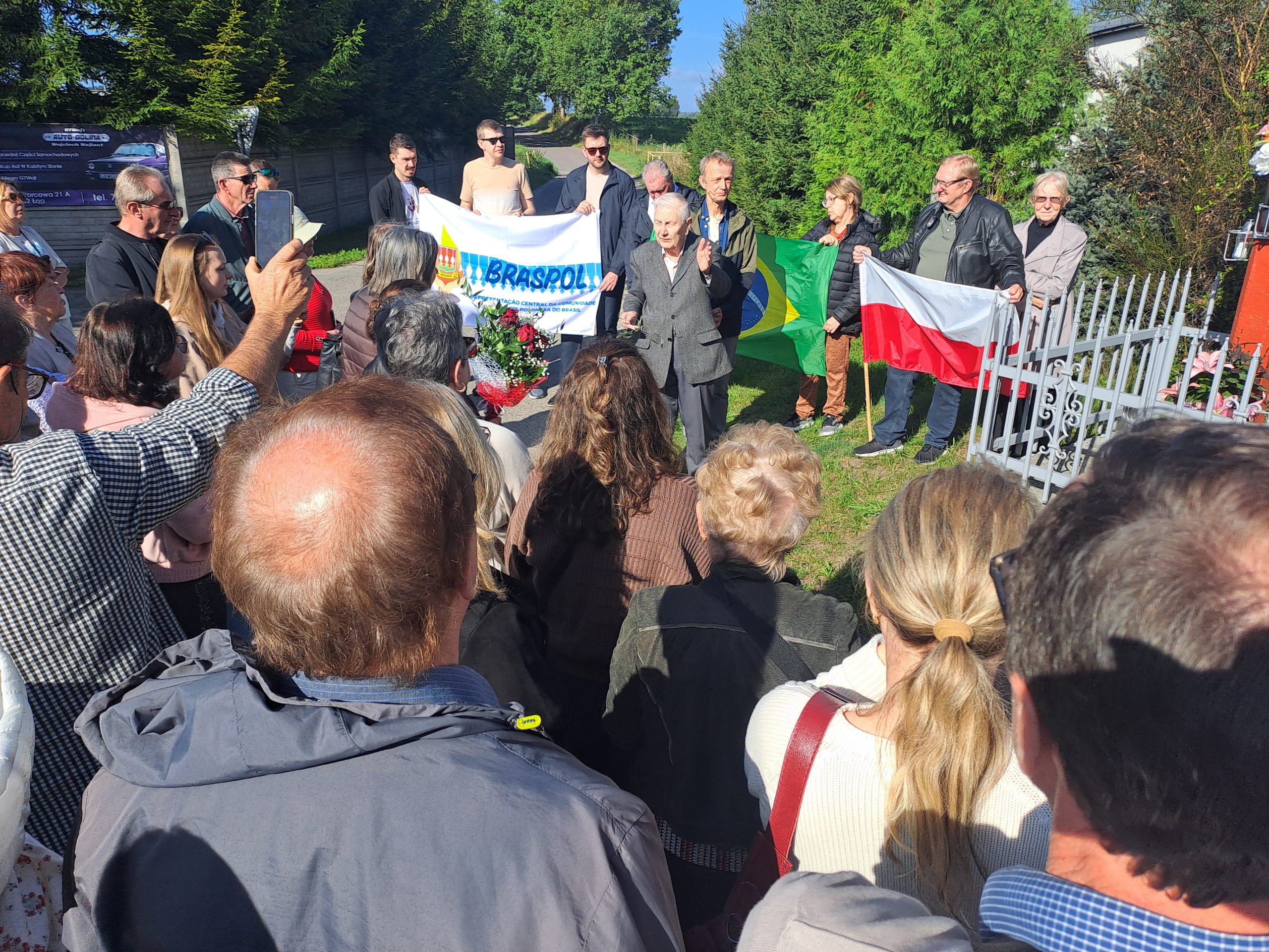 W tym roku Polacy mieszkający w Brazylii obchodzą 150-lecie emigracji. Jednym z wydarzeń w ramach obchodów była wizyta w Łegu pod Czerskiem. Spotkali się przy krzyżu, który ustawili ich pradziadkowie.