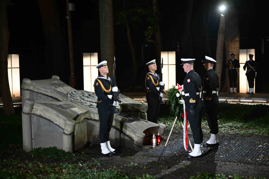 Uroczystości rozpoczęły się od złożenia kwiatów na cmentarzu na Westerplatte