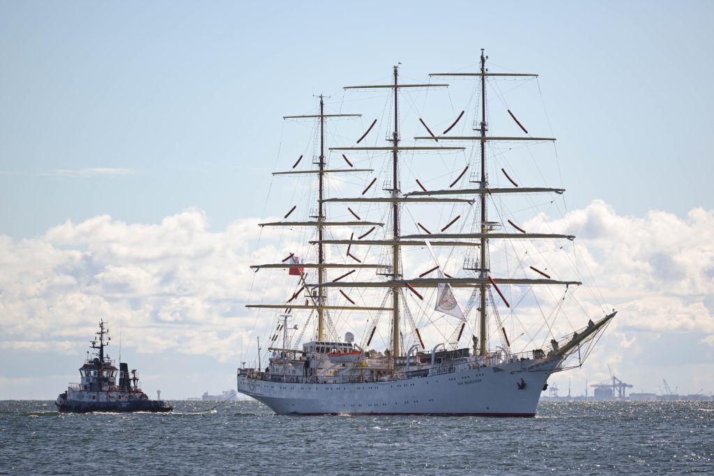 Fregata Dar Młodzieży zbliża się do Portu Gdynia