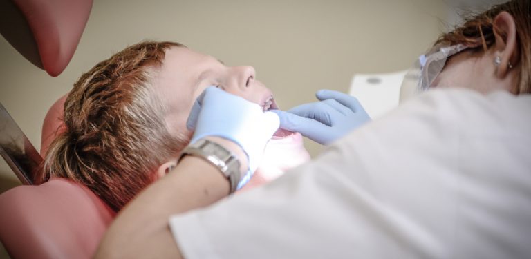 dziecko u dentysty