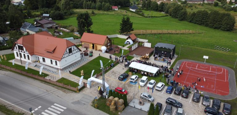 Nowe życie zabytkowej szkoły. Centrum Artystyczne Donimierz otwarte