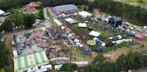 Setki pojazdów w korowodzie i mnóstwo rolników, którzy dziękowali za tegoroczne plony. Na gminnych dożynkach w Szemudzie hucznie świętowano udane zbiory, ale nie zabrakło też prezentowania tradycji. Oprócz maszyn i pojazdów zobaczyliśmy m. in. flagę kaszubską o długości 120 metrów.