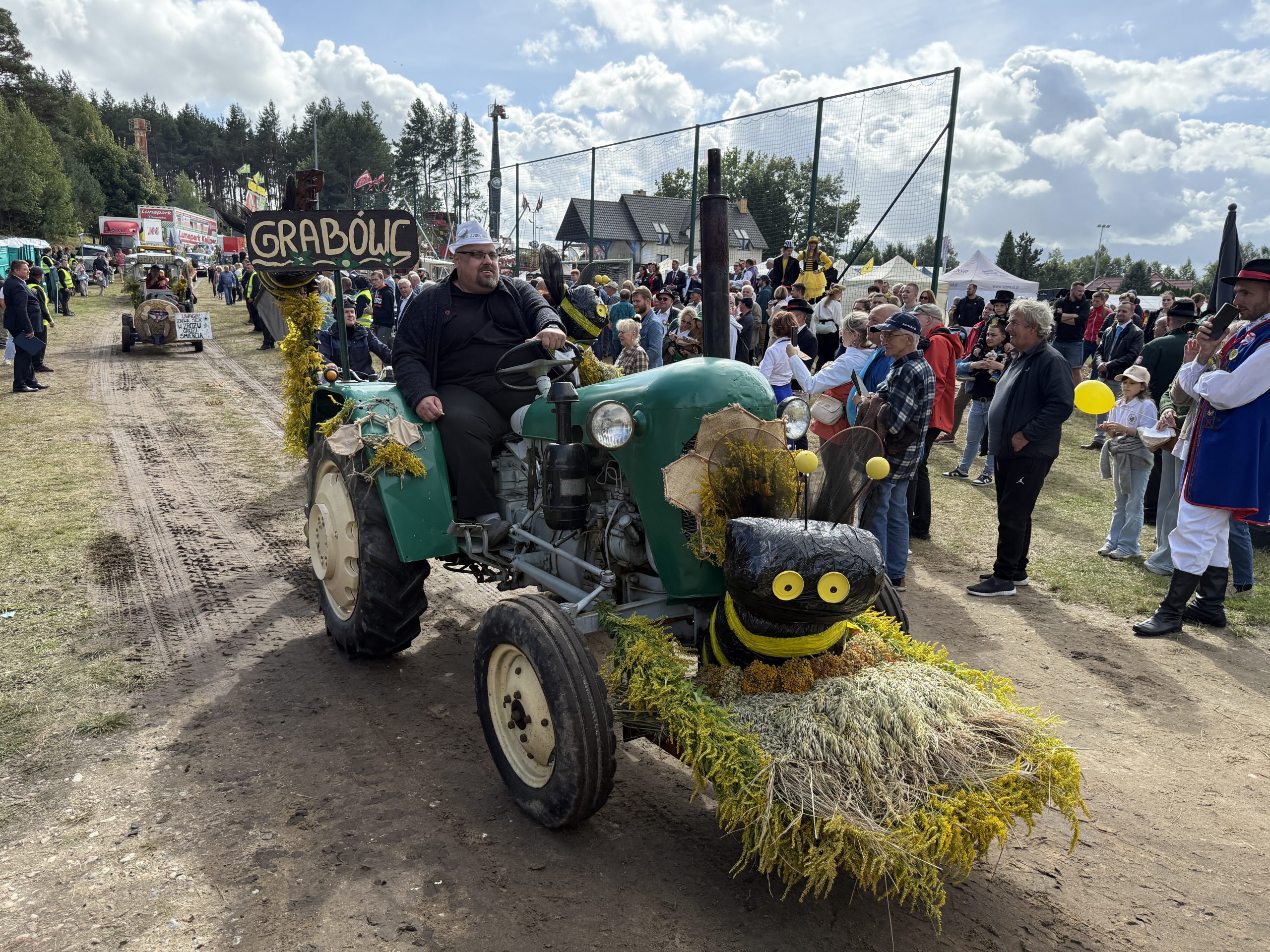 Setki pojazdów w korowodzie i mnóstwo rolników, którzy dziękowali za tegoroczne plony. Na gminnych dożynkach w Szemudzie hucznie świętowano udane zbiory, ale nie zabrakło też prezentowania tradycji. Oprócz maszyn i pojazdów zobaczyliśmy m. in. flagę kaszubską o długości 120 metrów.