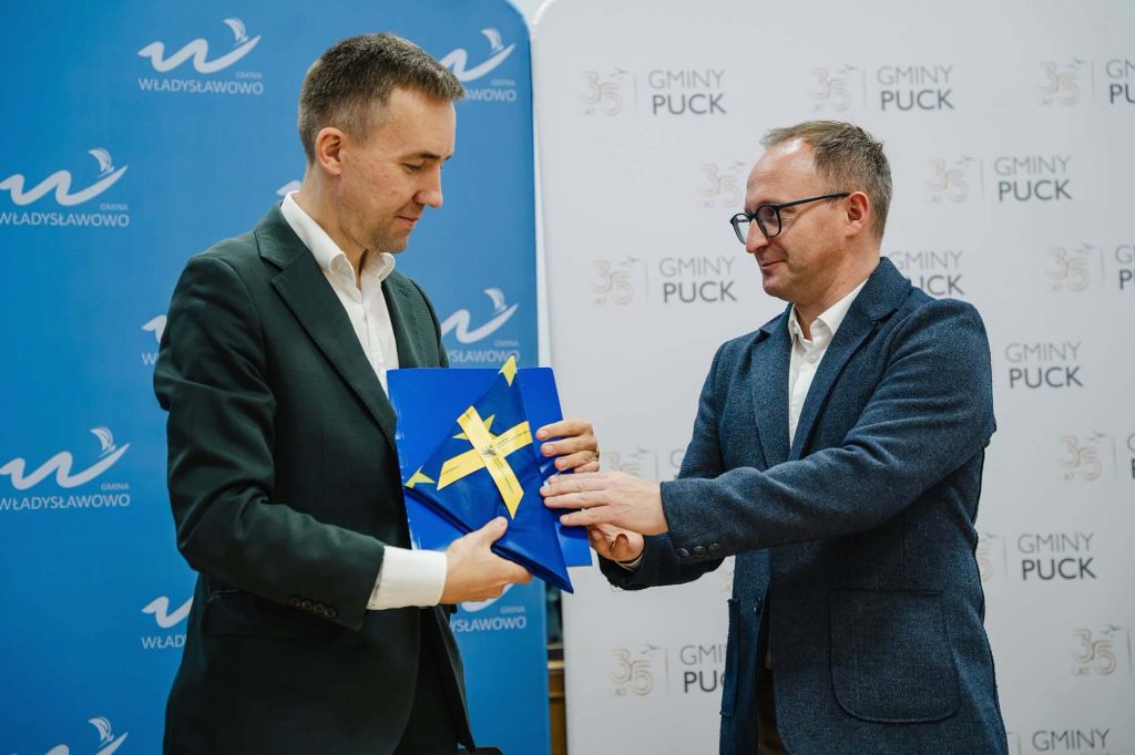 Roman Kużel i Marcin Skwierawski po podpisaniu umowy