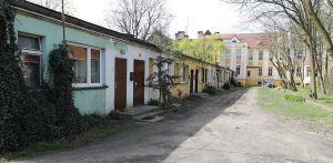 Działka znajduje się w bliskim sąsiedztwie II LO oraz Medycznej Szkoły Policealnej