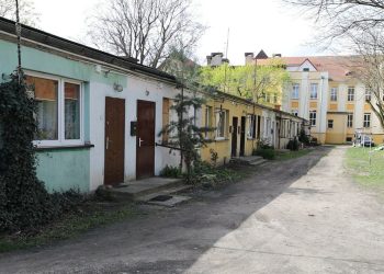 Działka znajduje się w bliskim sąsiedztwie II LO oraz Medycznej Szkoły Policealnej