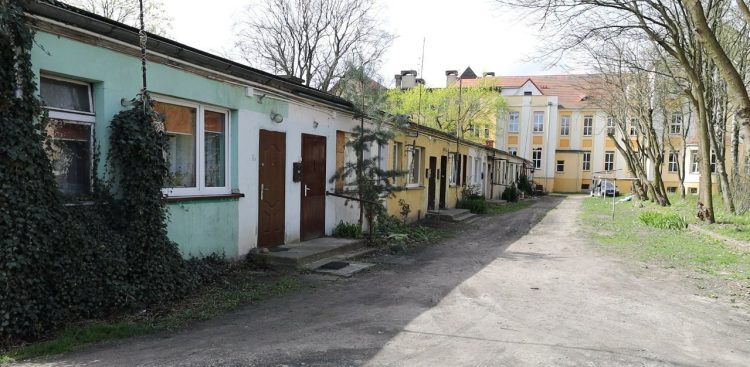 Działka znajduje się w bliskim sąsiedztwie II LO oraz Medycznej Szkoły Policealnej