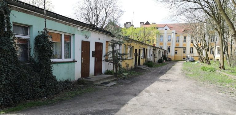 Działka znajduje się w bliskim sąsiedztwie II LO oraz Medycznej Szkoły Policealnej