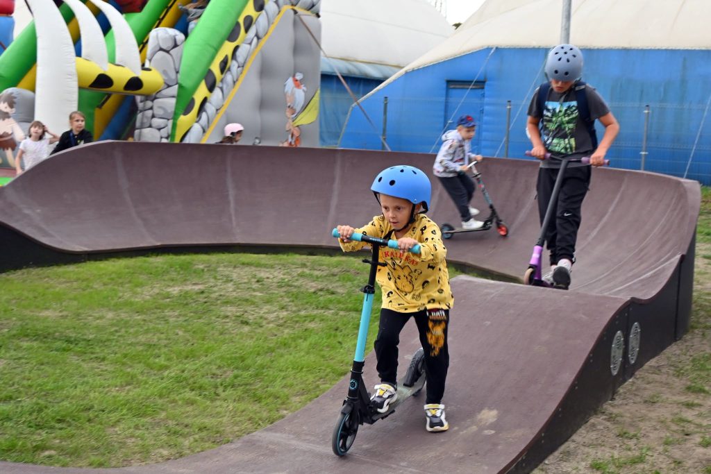 Dzieci w nowym skateparku w Malborku