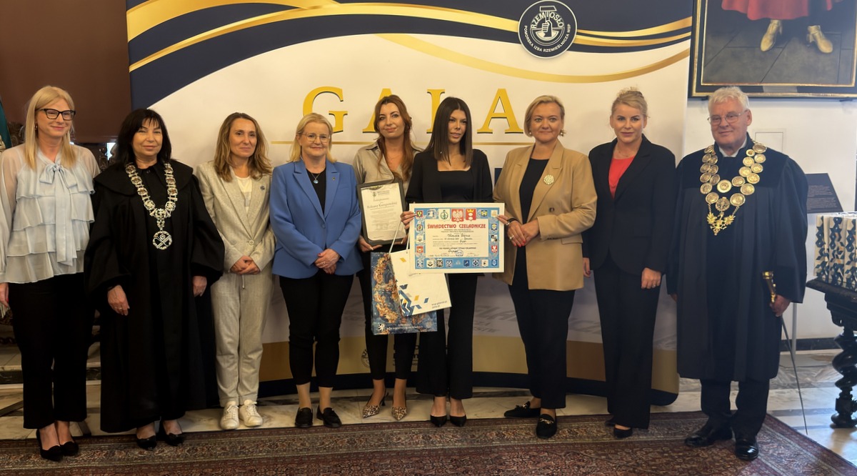 Nowi czeladnicy z dyplomami podczas Gali Czeladnika i Mistrza w Gdańsku