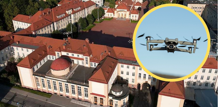 Widok z lotu ptaka na kompleks budynków Akademii Marynarki Wojennej w Gdyni, z nałożoną w prawym rogu grafiką w żółtym okręgu przedstawiającą lecącego drona