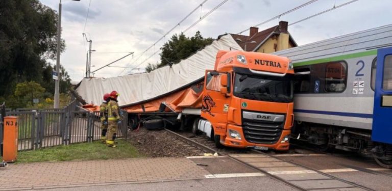 TIR zderzył się z pociągiem nieopodal stacji Gdańsk Lipce