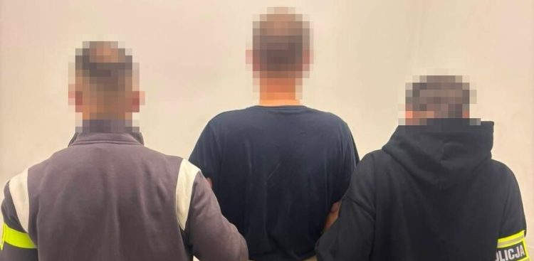 Dwaj nieumundurowani policjanci z żółtymi opaskami z napisem "policja" na ramionach prowadzą zatrzymanego mężczyznę. Wszyscy trzej stoją tyłem do obiektywu pod jasną ścianą, a ich głowy zostały zanonimizowane. Gdańscy policjanci zatrzymali 62-letniego mieszkańca Gdańska, który strzelając z wiatrówki, zranił w głowę 39-letnią kobietę